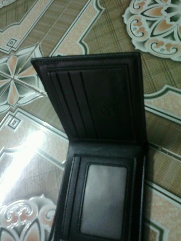 Sản phẩm rất đẹp, da mềm, mỏng, nhẹ, kích thước vừa phải nên đựng nhiều đồ mà không bị cộm - dày lên quá. Nhiều ngăn nên đựng được nhiều thứ. Chất lượng và giá quá tốt. 
Tiếc là sản phẩm không có hộp đựng, không có các thông tin kèm theo, lúc nhận chỉ nhận được ví và túi nilong bọc ngoài.
Mình mua tặng em trai, em mình rất thích, mình cũng khá hài lòng về sản phẩm này.