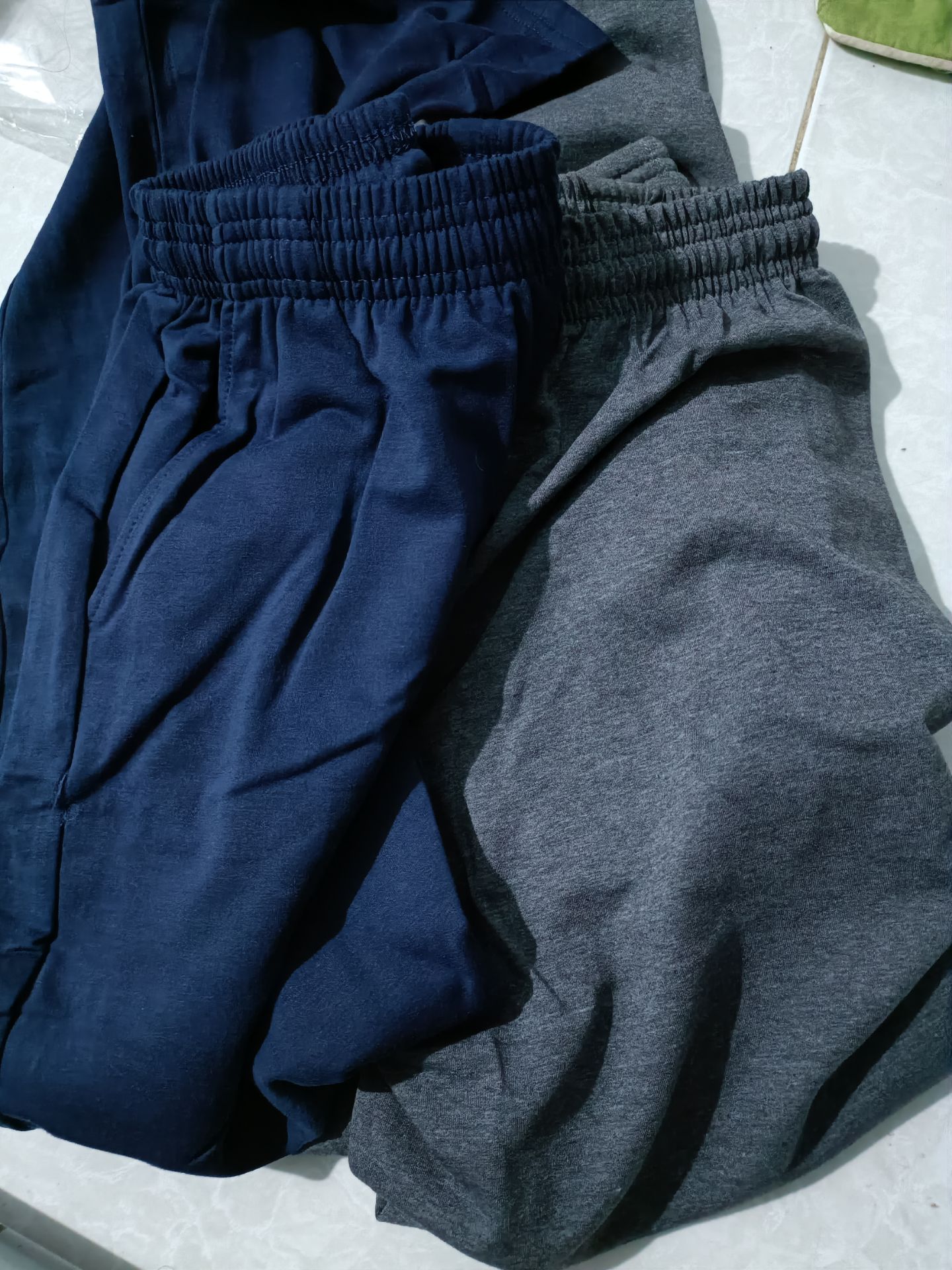 Đồ giặt ra màu khủng khiếp. K dám ủng hộ shop. Nhất là màu xanh, giặt 3,4 lần vẫn ra màu