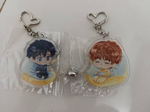 *** ạ, nhà phát hành có thực sự có tâm ko mà để 2 cái móc khoá cùng cực với nhau ạ?, sao ko lm 1 lô âm 1 lô dương mà để 2 mẫu KHÁC nhau cùng cực cho nó văng ra?!!, nhìn tức ói máu!!!! 1₫ vật lý hả??!!!!