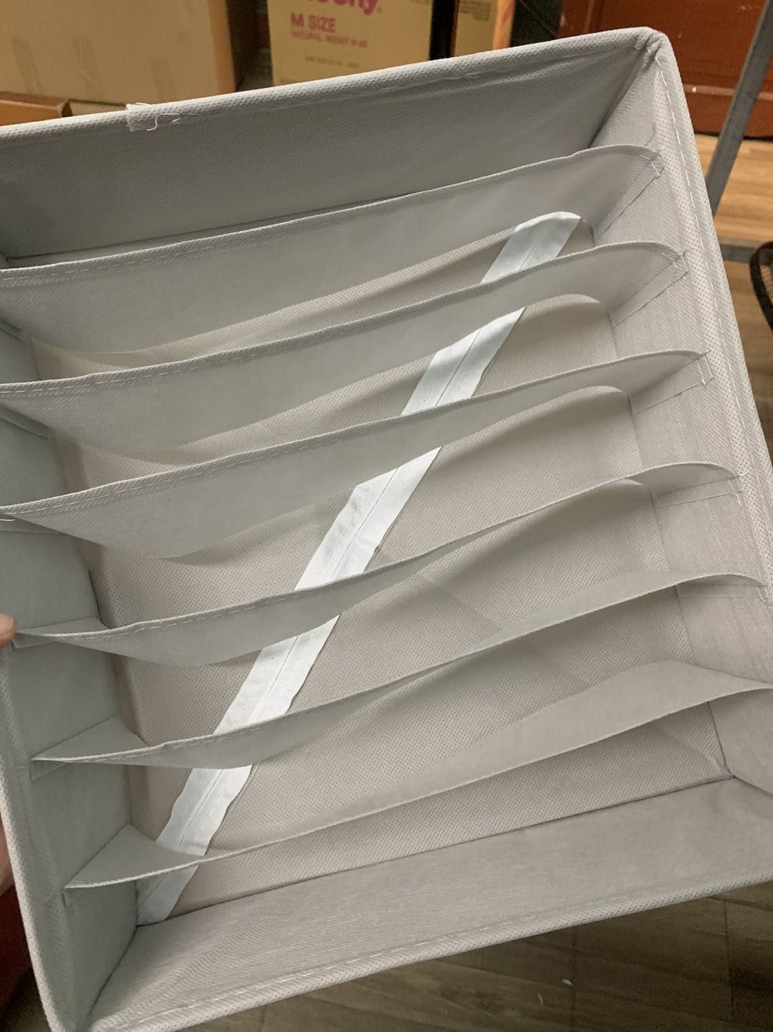 cứng cáp, tiện lợi, khá to cỡ 30x30. Dù mình nhờ gửi qua địa chỉ khác, nhân viên vẫn hỗ trợ tốt. cứng cáp, tiện lợi, khá to cỡ 30x30. Dù mình nhờ gửi qua địa chỉ khác, nhân viên vẫn hỗ trợ tốt.