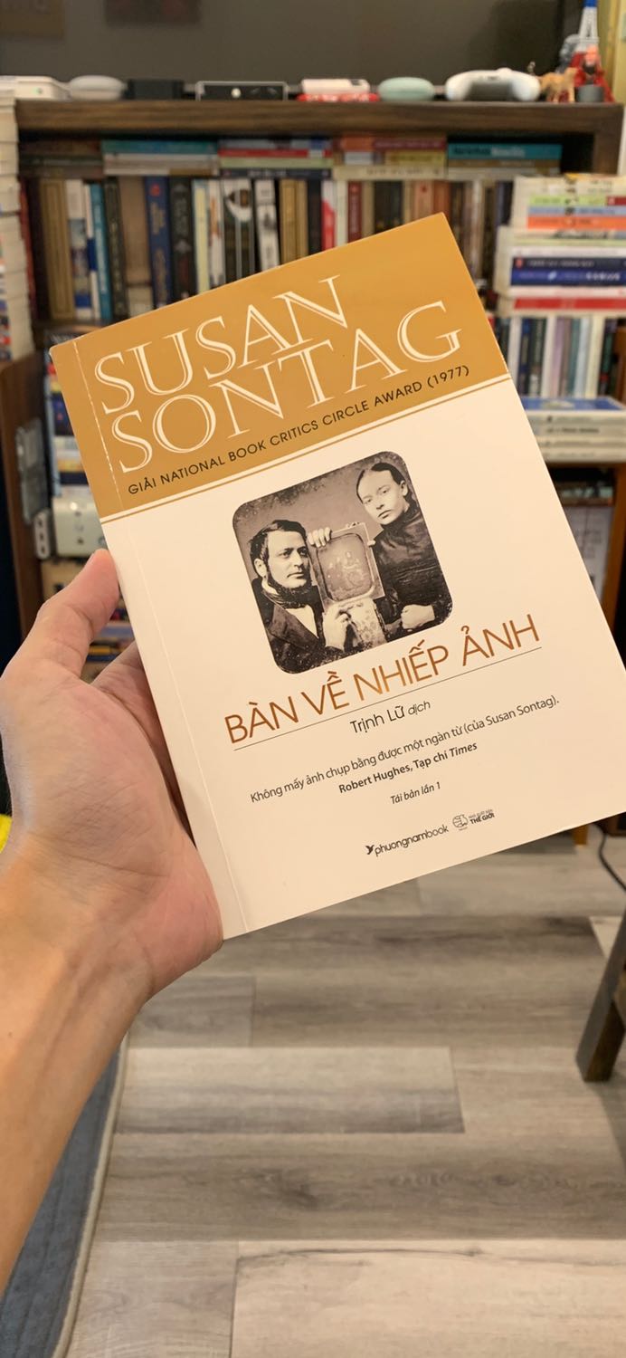Sách bàn về nhiếp ảnh nhưng thực tế là đang nói về “triết lý” nhiếp ảnh là chính. Tác giả đang phân tích ở góc nhìn “con người” về đề tài gọi là ghi nhận hình ảnh (chụp ảnh), bản chất của việc ghi lại hình ảnh, ý nghĩa và tác động của nó.

Cho nên bạn nào định tìm sách nói về nhiếp ảnh, hay kỹ thuật nhiếp ảnh thì đây không phải dạng đó

Cám ơn tiki đã giao sách nhanh và đẹp