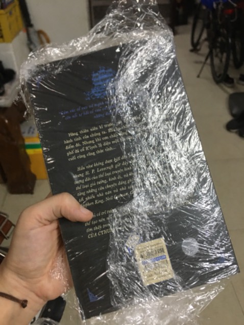Được bạn giới thiệu, thấy tiki giá mềm nên chốt đơn luôn. Sách đẹp, thơm, bìa dày dặn, không bị lỗi, dập gáy, có postcard tặng kèm khá cứng cáp. Bận quá nên chưa kịp đọc nhưng mẹ mình đã đọc và khen hay. Tiki gói hàng rất cẩn thận, bọc lớp giấy kính bên ngoài (để chống nước). Sẽ tiếp tục ủng hộ Tiki Trading.