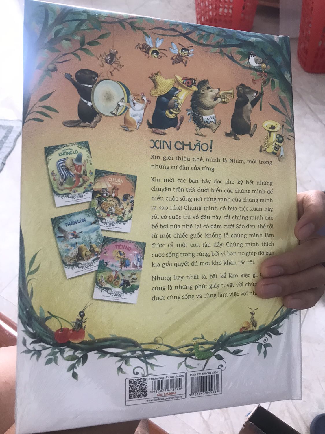 Đóng gói kĩ càng, giao nhanh. Truyện kiểu ngụ ngôn hình ảnh đẹp, dễ thương. 
Nhưng hơi tiếc là trang đầu dán keo bị nhăn :(