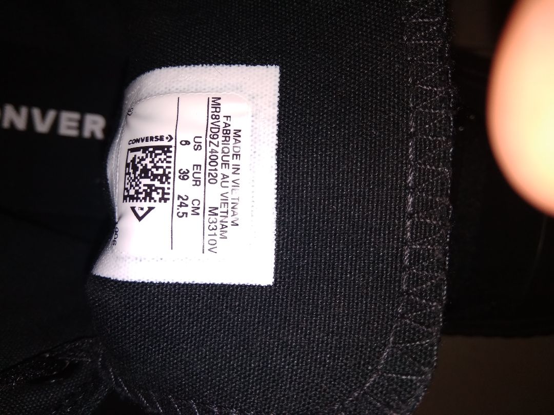 Giày real của converse đẹp
 Nhưng đôi của mình có một nếp nhăn giống như giày bị nhét vào hộp bị ép chặt quá nên nó bị như trên hình