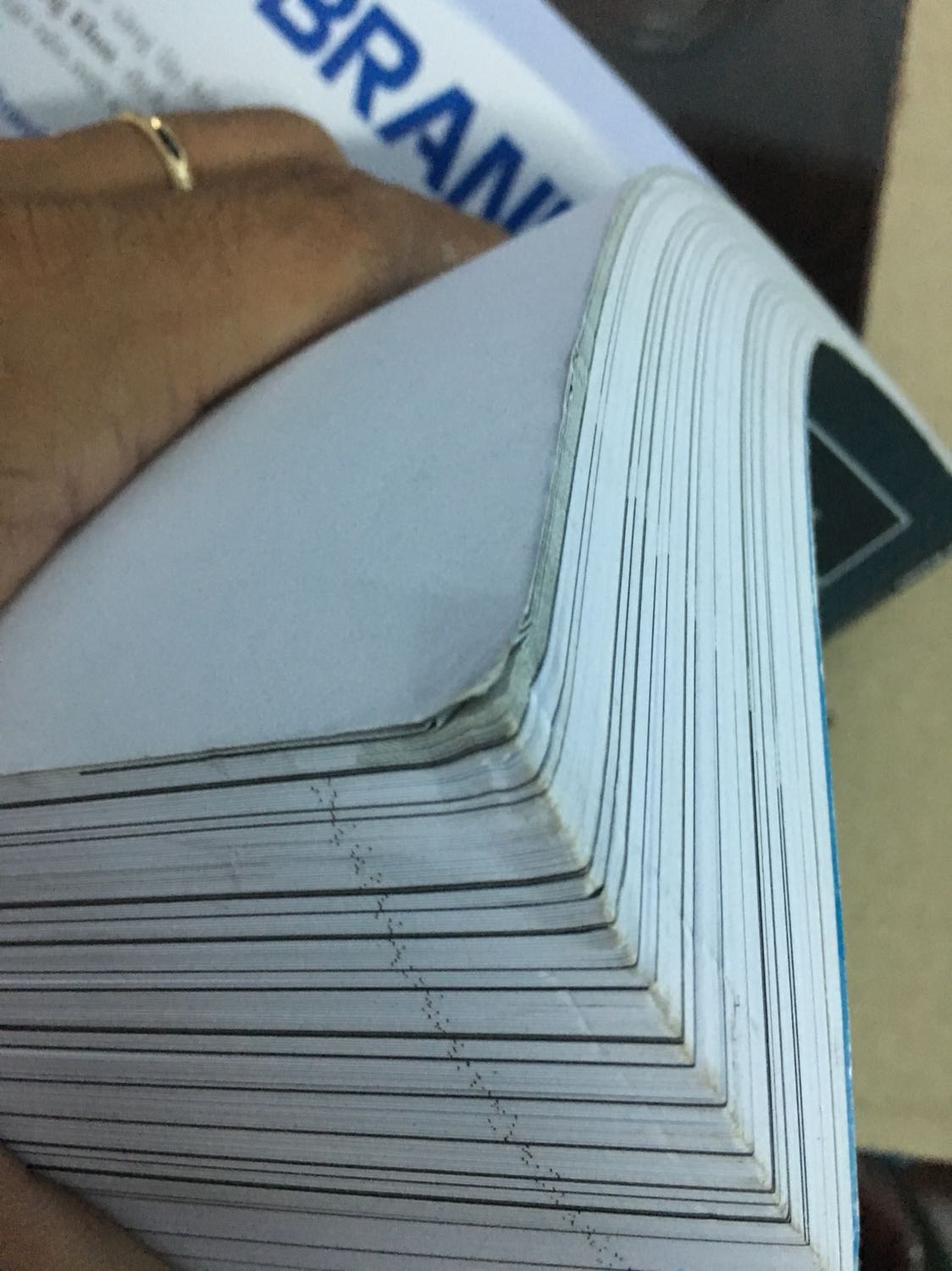 Chất lượng quá tệ. Mua combo 2 quyển, 1 quyển còn trong bao bì chấp nhận được. 1 quyển như đã qua sử dụng. Bìa nhàu, gáy rách, giấy thì xỉn màu nhìn cũ kỹ và bị mốc