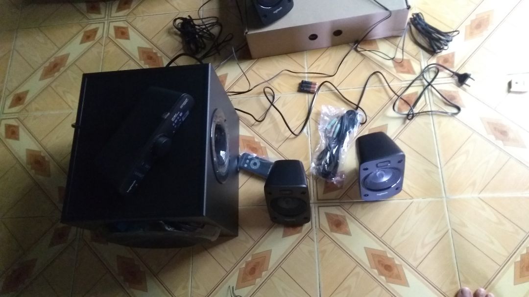 mình nhận hàng sớm hơn so với dự kiến của tiki.? loa nghe nhạc rất đã cả trữ tình và remix. đánh giá 3 sao vì nhà bán hàng đóng gói thiếu mất 2 sợi dây loa không biết bên tiki có hỗ trợ cấp lại 2 dây thiếu không? mình muốn biết thông tin bảo hành của bộ loa mình vừa mua vì mình tra imei trên web không thấy gì.mong phản hồi của nhà bán hàng