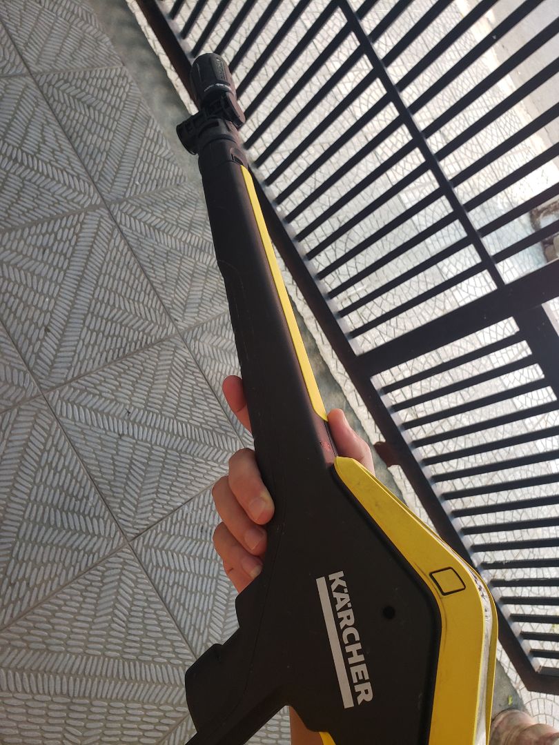 Giao hàng nhanh, đóng gói cẩn thận. Hơi thất vọng một chút vì áp lực phun không mạnh bằng 2 đầu đi kèm máy(K5 full control). Tiện lợi hơn là có thể xoay góc để xịt vào các kẻ, khe hở hẹp.