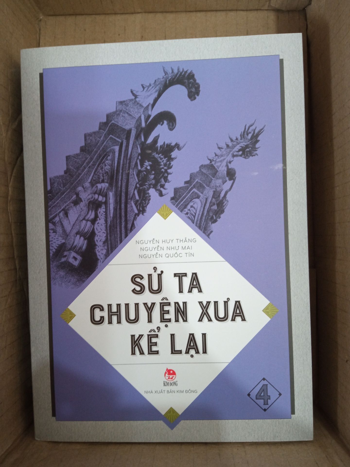 giao hàng nhanh, sách đẹp. mua được sách rẻ hơn ở ngoài hiệu sách hihi. mà mấy cuốn trước của mình bìa cứng, k biết do cuốn này bìa mềm hay sao í