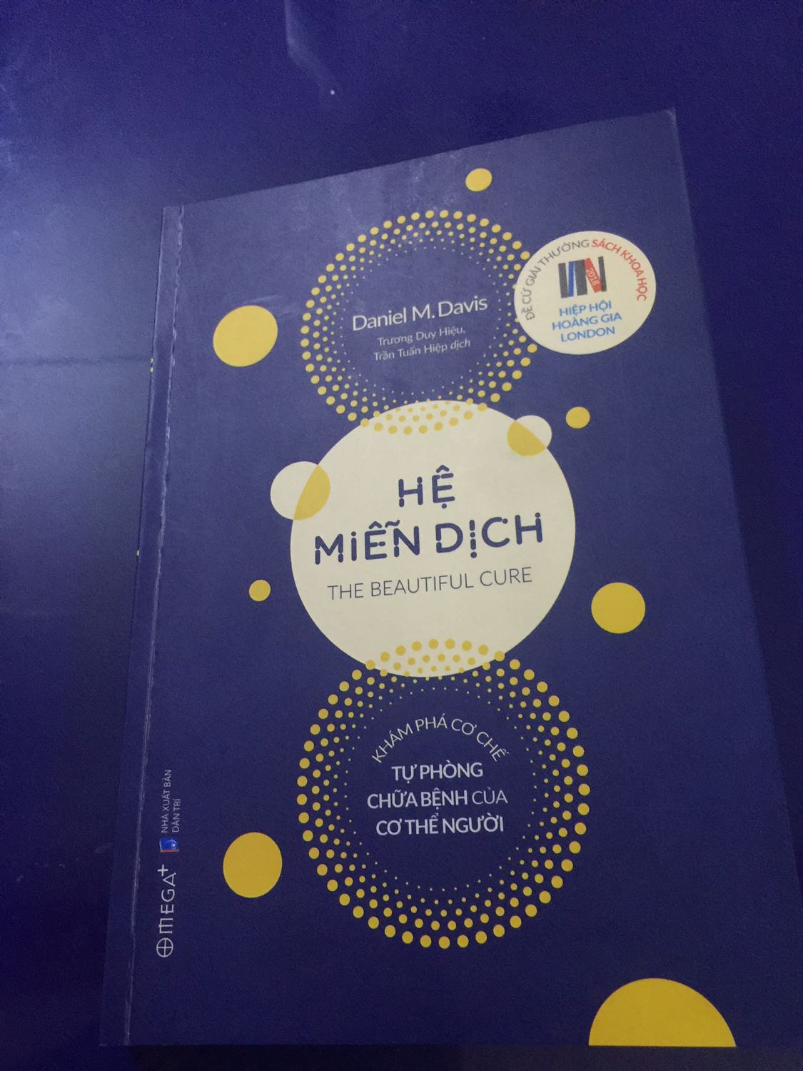 Nộ dung sách: cơ thể con người rất hay và kỳ diệu, có nhiều điều đáng để khám phá. (4 sao cho sách)

Về giao hàng: Giao hàng nhanh, đóng gói ổn nhưng khi mở ra mình thấy vết gãy của sách ngay trang bìa vì dán bìa hơi sâu 1 chút, buồn và thất vọng khi sách có vết gãy như thế.