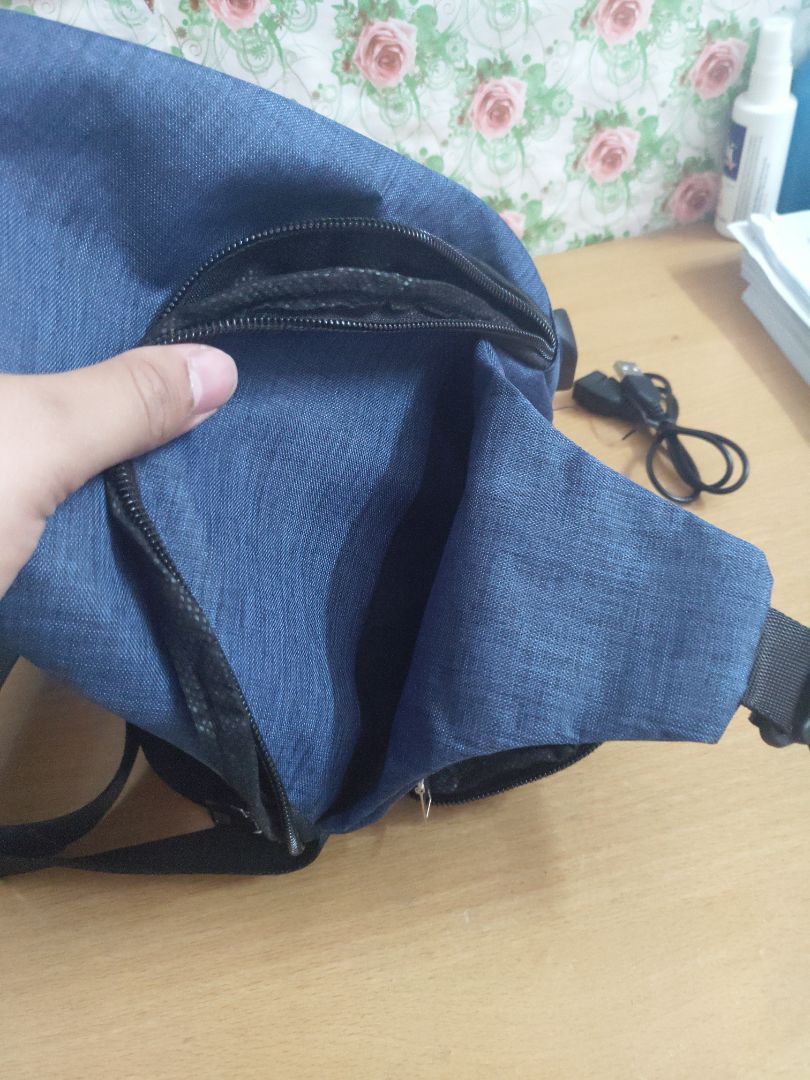 Ngăn thứ 2 khoá hẹp khi cho đồ vào khó và lấy đồ ra rất khó khăn vì k cho tay vào hẳn bên trong được, đường may rập khoá vào túi  hơi rộng lên khi kéo khoá có thể bị mắc vào..