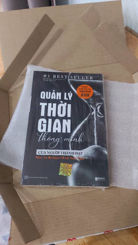 Sách đóng gói kỹ. Khi mình mua trong đợt có ghi tặng kèm sổ tay ghi chép và bookmark nhưng không thấy kèm theo. Shop check lại giúp nhé.