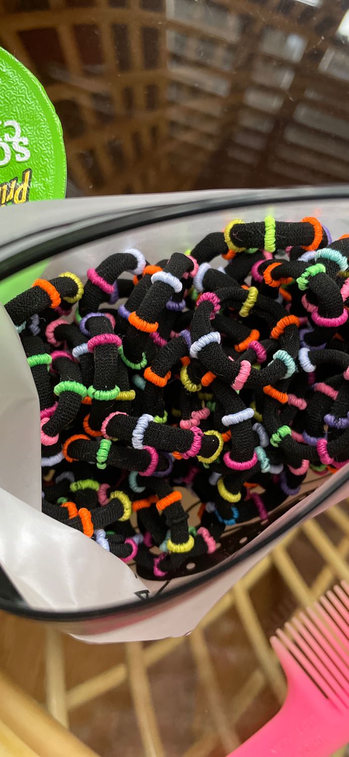 Rõ ràng chọn có màu mà gửi màu đen đã vậy còn k co giãn, loài 1 màu thì xài ok