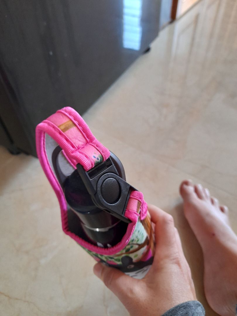 túi đẹl. đường may chắc chắn..vừa với bình nước của mình. nhưng shop giao màu hồng k hợp với người lớn tuổi như mình. tiếc ge