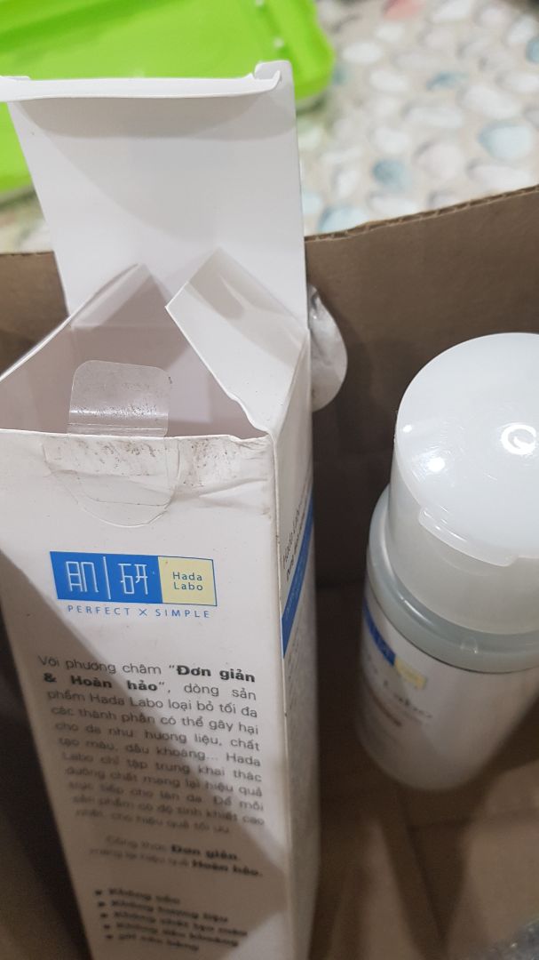 chưa khi nào mua Tiki mình lại không hài lòng như lần này. Trước giờ Tiki vẫn gói hàng rất cẩn thận. Lần này lúc dùng kros mở hộp thấy mặt trên cắt rồi, mình ko nghĩ gì, cứ tưởng con mình nghịch. Nhưng mở hộp ra mới thấy quá tệ. Hộp cũ rách, bẩn, seal niêm phong bị bong ra, hộp mở như có người đã bóc, nhìn mà chẳng muốn dùng. Đã thế nhân viên giao hàng gọi xuống lấy hàng, xuống đến nơi thì không thấy đâu. Do mẹ mình xuống nhận hàng nhưng không mang theo điện thoại nên lại quay lên. Mình gọi điện hỏi đang ở đâu thì shipper bảo vừa đi trả đơn ở tòa khác bây giờ quay lại!!!