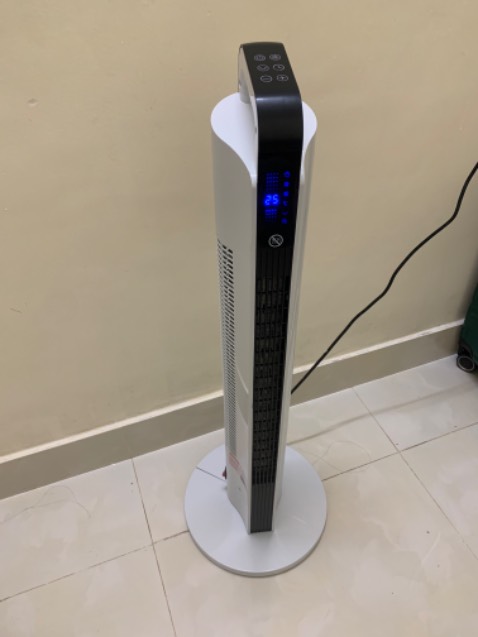 Máy sưởi ấm FujiHome đc giao hàng nhanh chóng từ nhà bán lẻ. 
Máy nhẹ và tiện lợi cho việc di chuyển khi cầm tay cũng như lắp rắp thân vào chân máy. 
Các nút điều khiển đơn giản dễ sử dụng. 
Đặc biệt, máy có chế độ tự điều chỉnh nhiệt độ phù hợp với diện tích phòng. Mình bật 29 độ c, trong phòng kính nên máy hoạt động và hiển thị 25 độ c  do nhiệt độ bên ngoài là 25 độ.
Nên mua cho các hộ gia đình ở vùng lạnh như Đà Lạt vì giá cả hợp lý