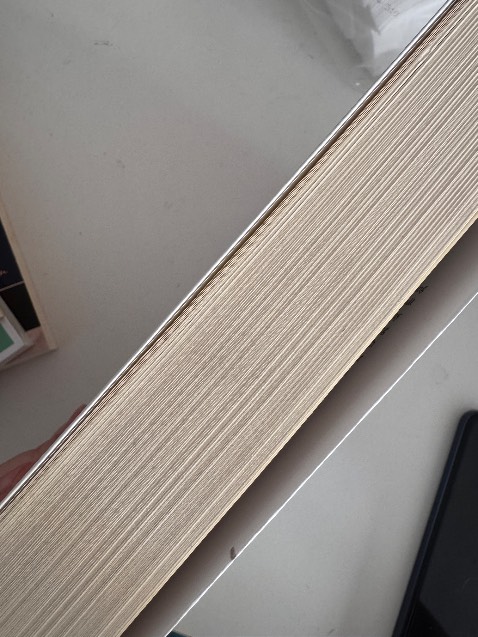 Sách bị dính bẩn và bị xước như thế này, bìa sách bám nhiều bụi.