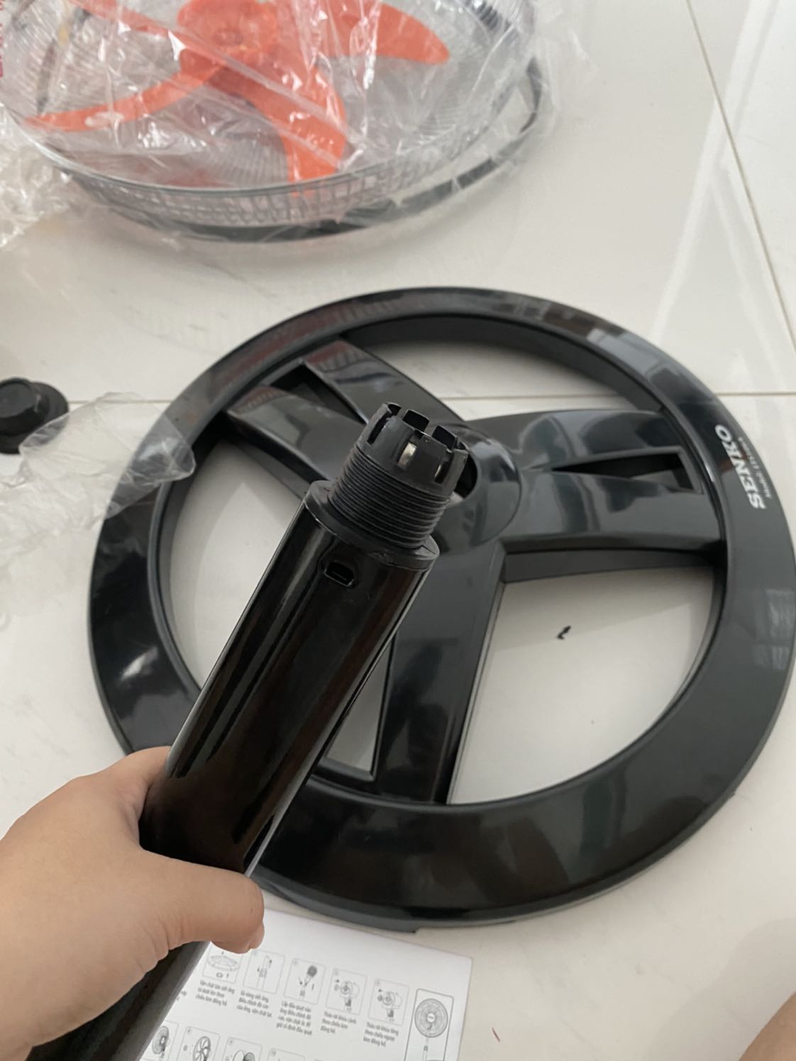 Gửi hàng như này rồi hỏi sao khách hàng lắp được quạt? Đề nghị tiki đưa ra giải pháp kéo được ống bên trong lên?