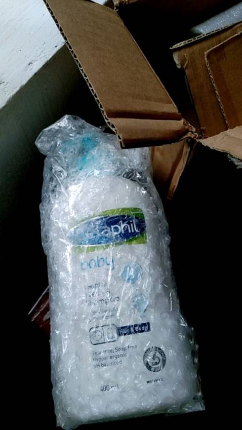 Mình mua đúng đợt giảm giá nên giá khá hời. Hàng ở Sài Gòn nhưng ra Bắc nhanh, 3 ngày là đến. Hàng được đóng gói cẩn thận, Centaphil tắm cho bé thơm dịu.