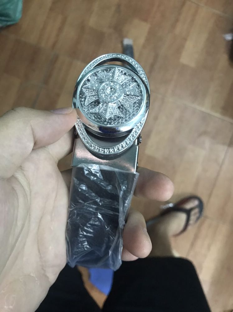 Thắt lưng đẹp quá. Sáng cứ như đính đá thật vậy. Dùng cũng khá là ok, chắc hắn và bền.