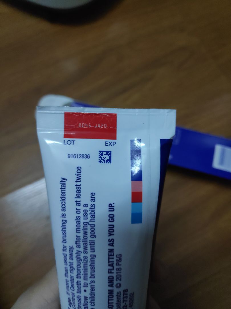 Vỏ hộp móp méo, hơi cũ, chữ in trên vỏ nhìn bị nhòe, hơi dại dại (mình chụp hình gần vỏ để mn thấy rõ nhất là chữ 3D White bị lem màu xanh). Mã trên sản phẩm là 91612836 nhưng trên vỏ là 90838297. Màu sắc kem thì như trên ảnh. Không rõ là hàng giả hay không. Hôm nay là 10/06/2019, hsd trên bao bì là 01/2020.