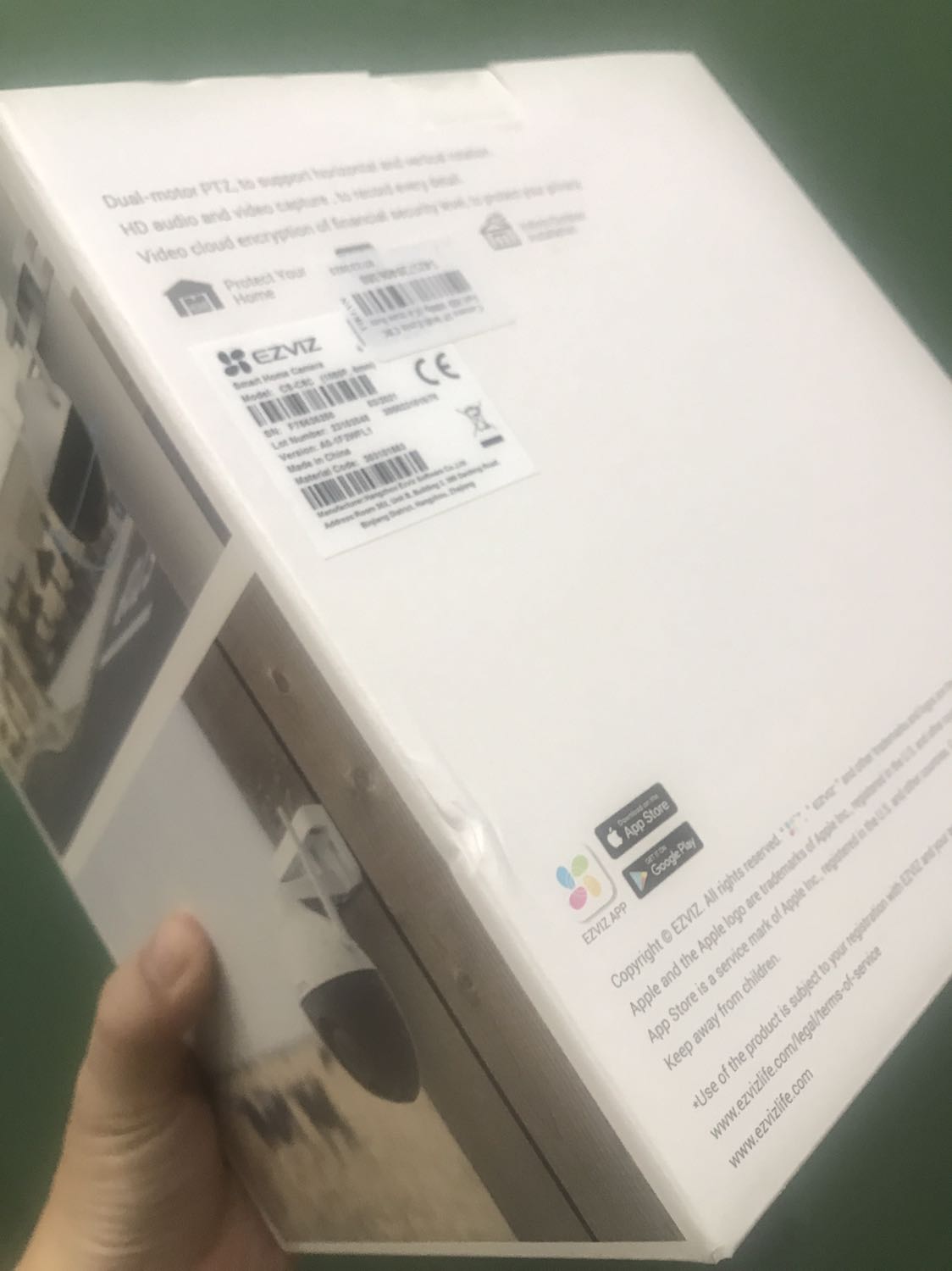 Sản phẩm giao rất nhanh, trước hẳn 1 tuần so với dự kiến. Tôi đã mua rất nhiều sản phẩm ezviz từ Tiki Trading, và 100% sản phẩm của ezviz tôi từng mua đều được đóng seal nilon cẩn thận. Tuy nhiên lần này tôi nhận được sản phẩm là hộp đã bị bóc seal, có dán băng dính lên hộp như ảnh chụp. Chưa kể quá trình vận chuyển cũng làm hộp bị móp một chút. Tôi rất tin tưởng Tiki Trading nhưng tôi cần một lời giải thích từ Tiki Trading khi giao hàng cho tôi sản phẩm mới mà không hề còn seal như vậy