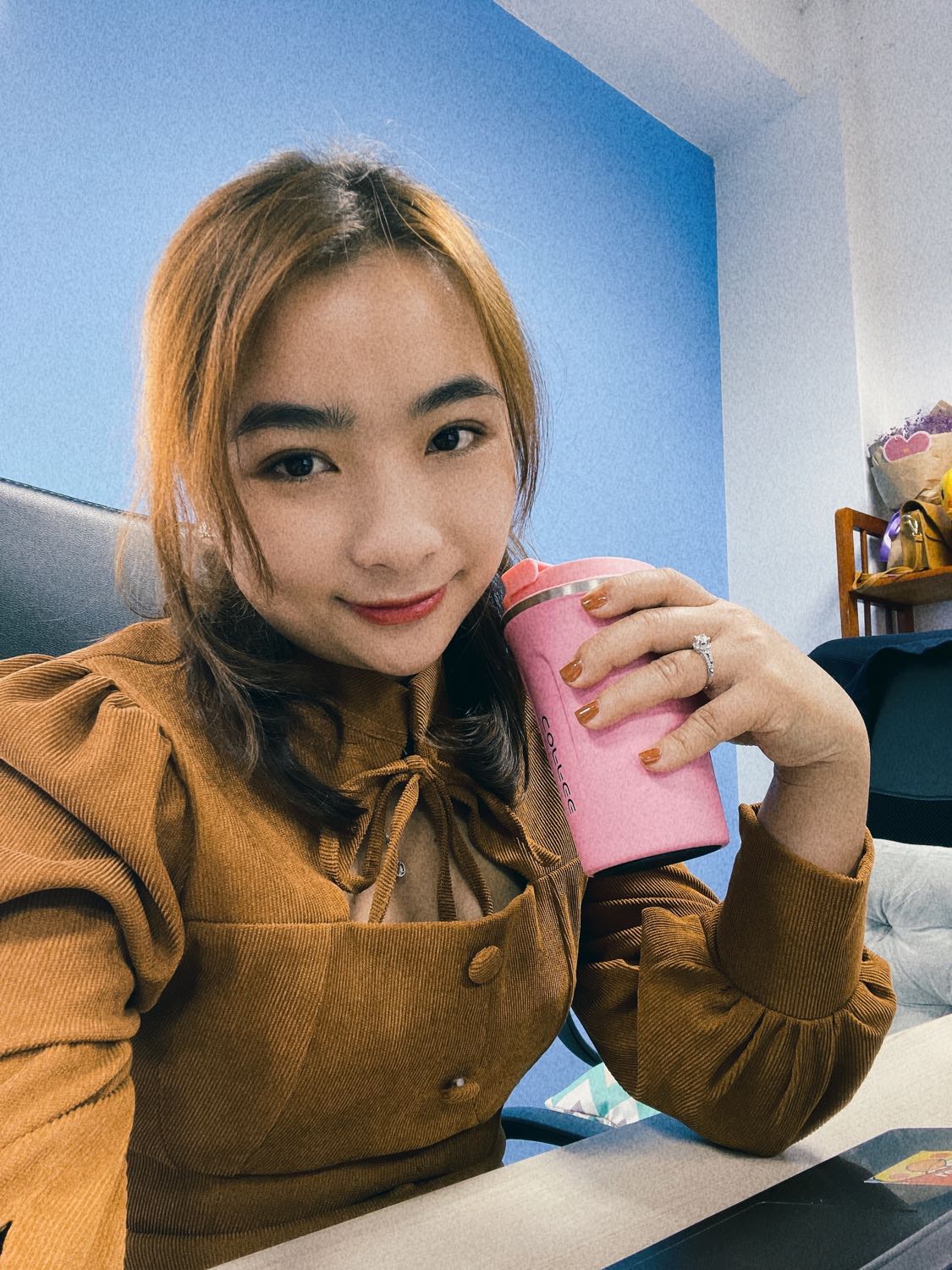 Một trong những chiếc ly mình yêu Thích 
Màu: hồng phấn cho cô nàng hơi thor
Đáy ly có cao su chống trượt 
Ron cao su làm nước ko rò rỉ ra khi nghiên
Thiệt là hài lòng vs item này! 
Nên mua nghen!