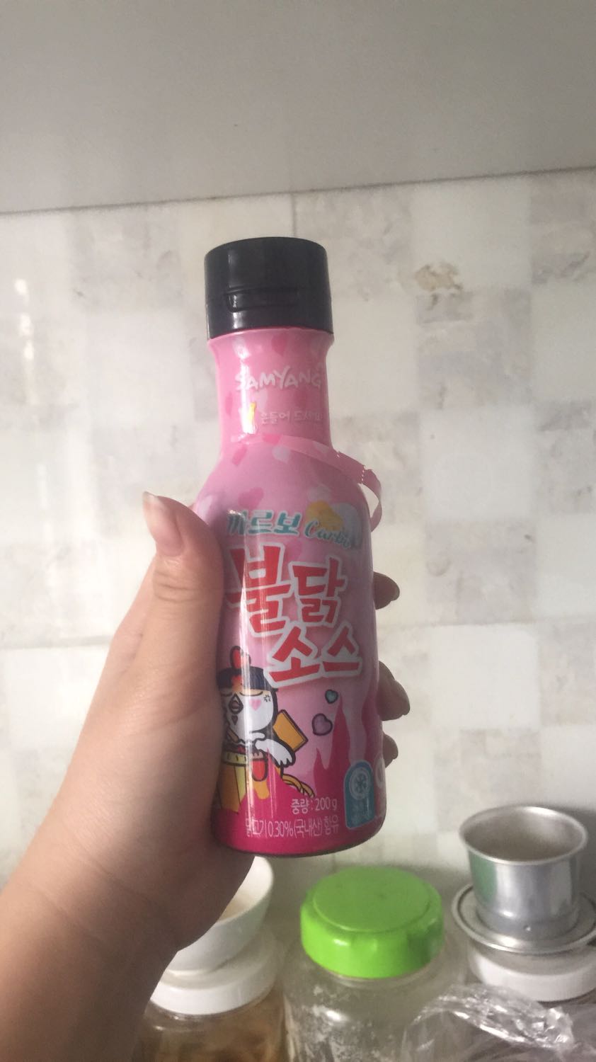 Sốt này hơi nhiều dầu chai bé trộn mì thì okeee chai đen chắc sẽ ngon hơn