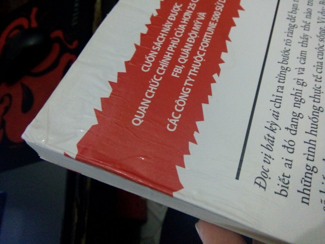 Mình mua hàng trên Tiki lâu rồi, cũng trên dưới 50 đơn hàng, rất tin tưởng Tiki nhưng lần này mình thất vọng quá ??
Sách mình vừa nhận khỏi tay, vừa khui ra đang định đọc thì thấy bìa sau sách có vấn đề. Có lẽ quyển sách bị ướt bìa sau nhưng k phát hiện ngay nên nước làm bong phần nilon ngoài bìa :((( 
Mình rất thất vọng. Vì mình là đứa rất trân trọng sách, hễ mà có chút trầy xước cũng suýt xoa rồi, nên là thấy vậy mình thực sự rất không vui :((
Haizz, mong Tiki chú ý hơn khi đóng gói nhé. Mọi vấn đề khác đều ok, vẫn ủng hộ Tiki, chỉ mong k có lần sau....