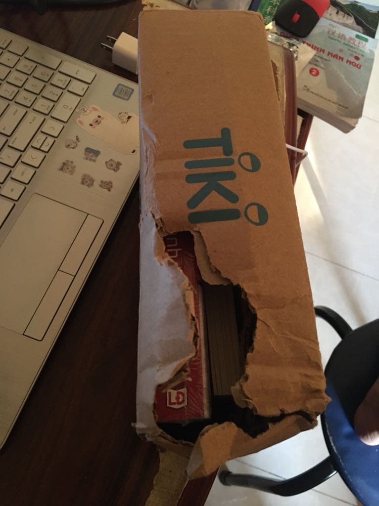 Lần này mua sách ở Tiki mà bọc hàng sơ sài dữ ạ. Mình mua hai quyển thì quyển này trông hơi cũ, bụi và k có bọc như q còn lại. Lúc mình nhận hàng hộp bọc còn bị rách một góc như ảnh, kiểu như bị ai xé ra xem trước vậy, nhưng sách bên trong không sao nên vẫn ổn ạ. Thanks