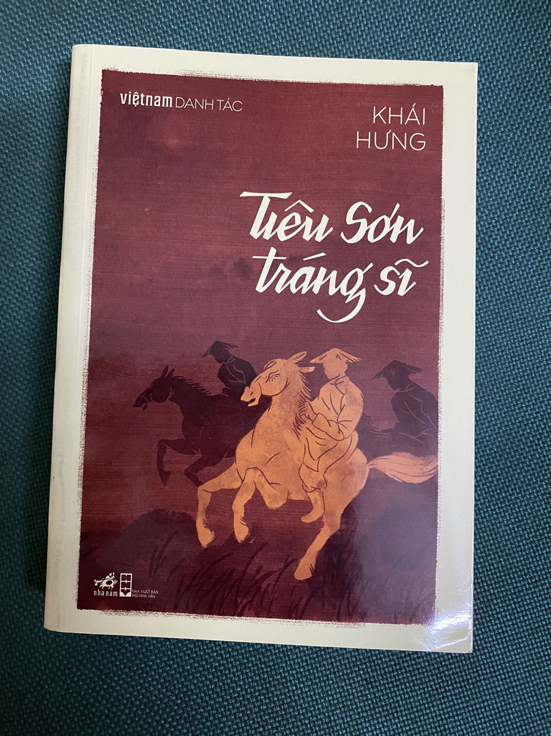 Khái Hưng là một cái tên không còn xa lạ gì với bạn đọc nhất là ai đã từng biết tới Tự Lực Văn Đoàn. Việc chọn in tác phẩm trong bộ Việt Nam Danh Tác sao cho sát với bản in đầu tiên nhất của Nhã Nam là một bước đi rất đáng hoan nghênh của Nhã Nam
