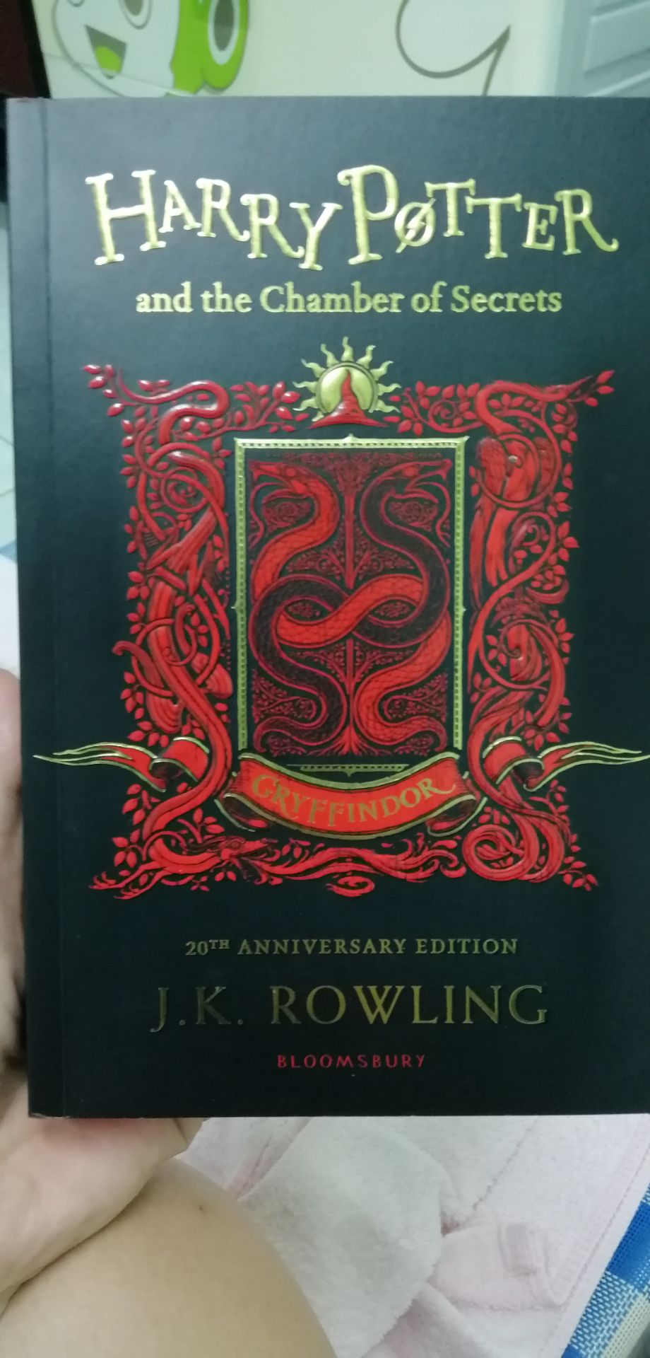Sách trong tình trạng mới, sạch sẽ chứ ko bụi, mới tinh từng trang, ko nhăn dù chỉ 1 trang, vốn dĩ ko định mua vì đã có 1 cuốn tập 2 bản illustrated r, mà liếc thấy sale mạnh tới 50% nên vợt luôn em nó