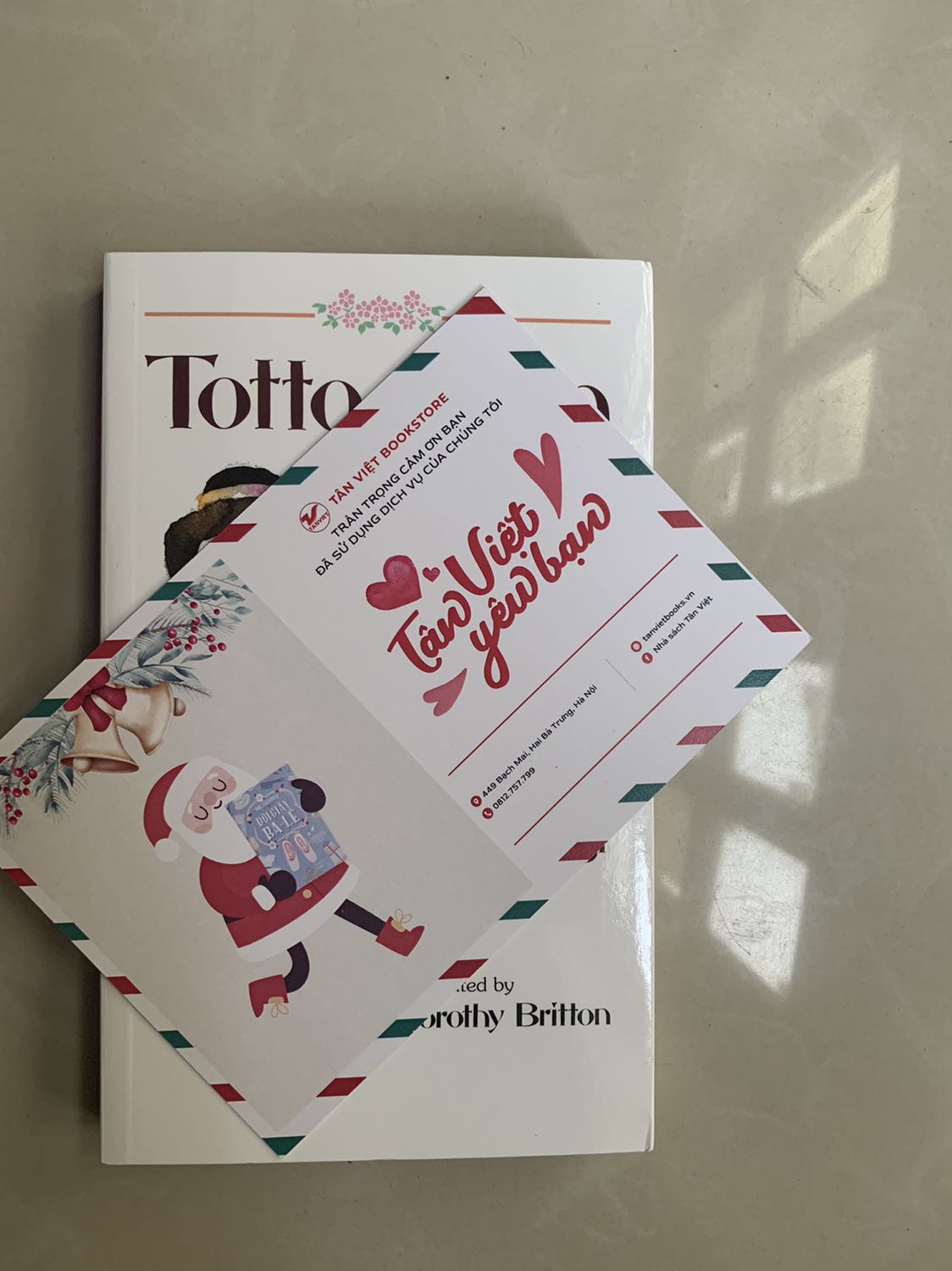 Mình mua có 1 cuốn sách thôi mà shop đóng gói rất kĩ càng, gói đến 4 lớp. Sách mới, không bị trầy xước. Nói chung rất ưng ý.