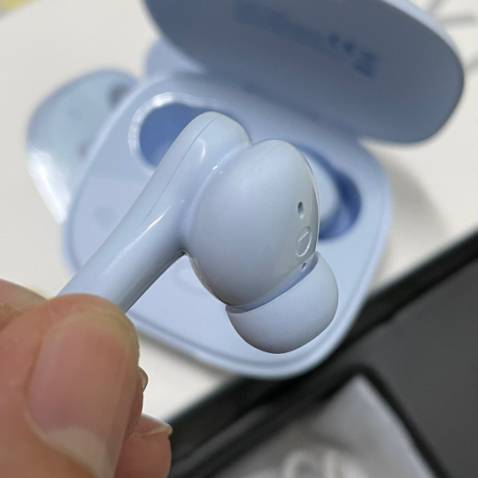 Giao hàng rất nhanh. Đóng gói chắc chắn. Màu sản phẩm đẹp. Âm thanh rât hay trong tầm giá. Không thấy tính năng tăng giảm âm lượng.