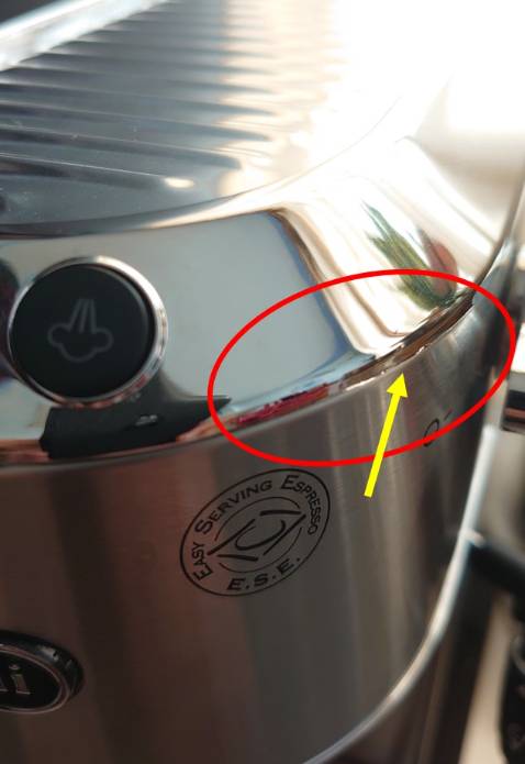 Máy bị rỉ nước bên dưới đáy, nắp trên có dấu hiệu bị cạy, thật thất vọng với Tiki Trading lần này, hộp đựng máy thì như lưu kho và vận chuyển từ 10 năm rồi, cũ và sờn hết cả!