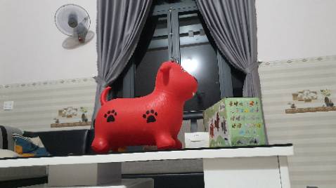 sp nhựa khá chắc chắn. nhưng hơi nhỏ nhé. chỉ phù hợp bé 2 3 tuổi nhé.