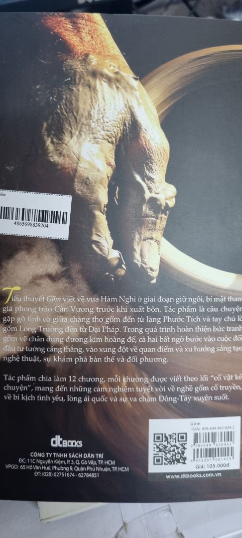 Tiểu thuyết Gốm lấy cảm hứng từ sự kiện lịch sử vị vua cách mạng Hàm Nghi bị phế truất khỏi ngai vàng, bí mật tham gia phong trào Cần Vương trước khi phải chịu cảnh lưu đày biệt xứ tận Phi châu. Song song trong đó là câu chuyện gặp gỡ tình cờ giữa chàng thợ gốm trẻ tuổi tài hoa đến từ làng Phước Tích và tay chủ lò gốm Long Trường đến từ Đại Pháp. Trong quá trình hoàn thiện bức tranh gốm vẽ chân dung đương kim hoàng đế, cả hai bất ngờ bước vào cuộc đối đầu tư tưởng căng thẳng, vào xung đột về quan điểm và xu hướng sáng tạo nghệ thuật, sự khám phá bản thể và đối phương.