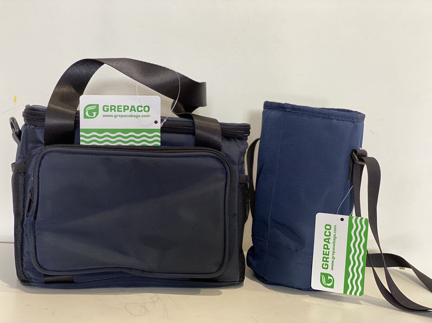 Túi to đựng được nhiều đồ. Chất lượng hoàn thiện tốt, chắc chắn và đẹp. Tặng thêm đồ đựng giữ nhiệt đựng nước khá tiện lợi.