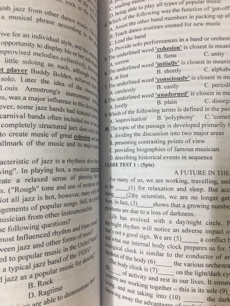 - Về dịch vụ : mình đặt từ ngày 12 đến ngày 14 là có hàng, về khoản tốc độ thì mình luôn luôn tin tưởng Tiki, cảm ơn Tiki về điều này ạ vì mình đang thực sự rất cần em nó cho 6 ngày nước rút thi HSG Anh của mình !

- Về hình thức/chất lượng : Sách giao đến được gói trong hộp rất thẳng thớm và chắc chắn, khi mở hộp ra không hề bị trầy xước, méo mó hay tổn hại gì cả. Cụ thể thì các bạn có thể thấy chất lượng sách trong ảnh mình chụp, phải gọi là rất tốt luôn í !

Mình đang giải dở đề 2014, nhìn sơ qua thì mình thấy cách ra đề giống khoảng 95% đề thi HSG Anh mà mình đang được giải trong Đội tuyển, nên nếu bạn nào vừa muốn ôn thi Chuyên vừa muốn ôn thi HSG thì đều có thể lựa chọn quyển này để học-ôn nhé, must-have cho chuyên Anh luôn theo mình thấy là vậy ! Một điều nữa mình thích về quyển này là nó có cả đáp án đằng sau cho mỗi trường nên các bạn không cần phải tốn nhiều thời gian tra cứu keys trên mạng.

Nói chung là khá ổn áp ạ, mình cho hẳn 5 stars ! Chỉ mong sách có thể update thêm nhiều đề của những năm gần đây từ 19 - 21 và có thêm đề của các trường Chuyên tại TP.HCM để hs có thể ôn luyện và làm quen nhiều hơn ạ, còn lại thì rất tốt !