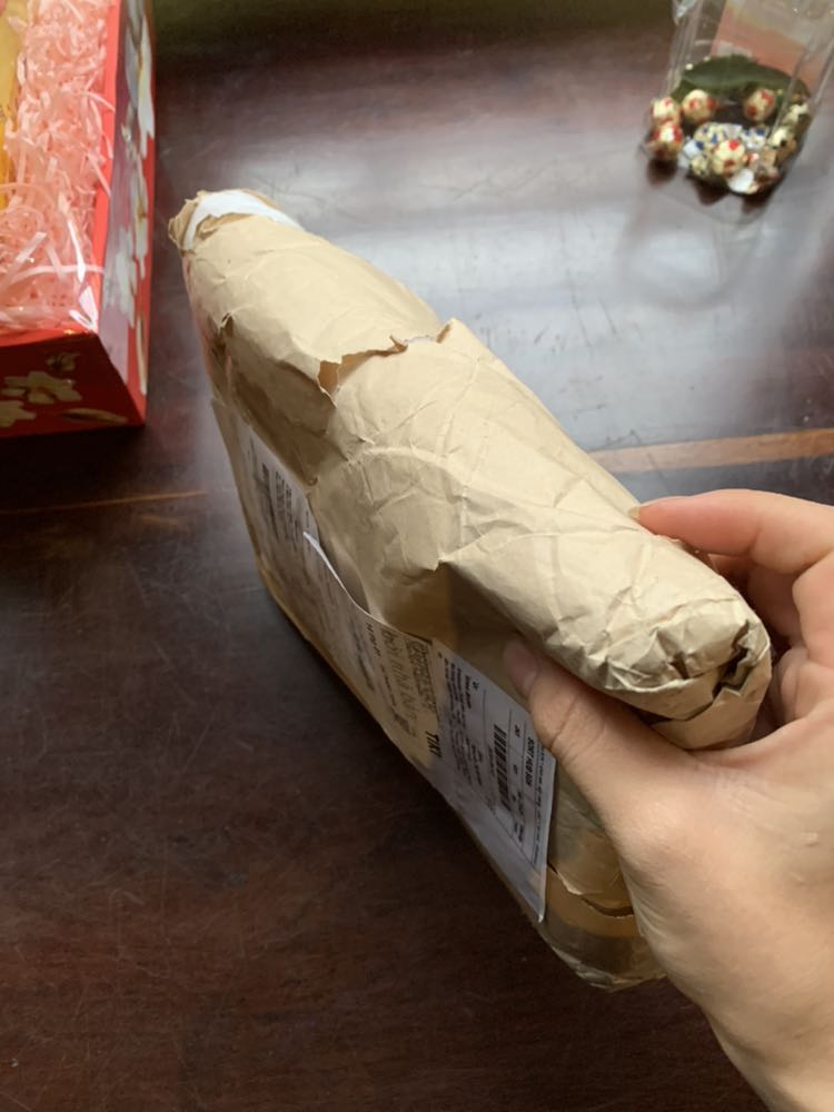 Khâu đóng gói bên trog thì ổn nhưng tớ thấy giấy bao bọc ở ngoài nó rách tả tơi, , hên là gọng sách chỉ bị móp nhẹ😀😀 
Hy vọng shop có thể bao lại vỏ tốt hơn nhé