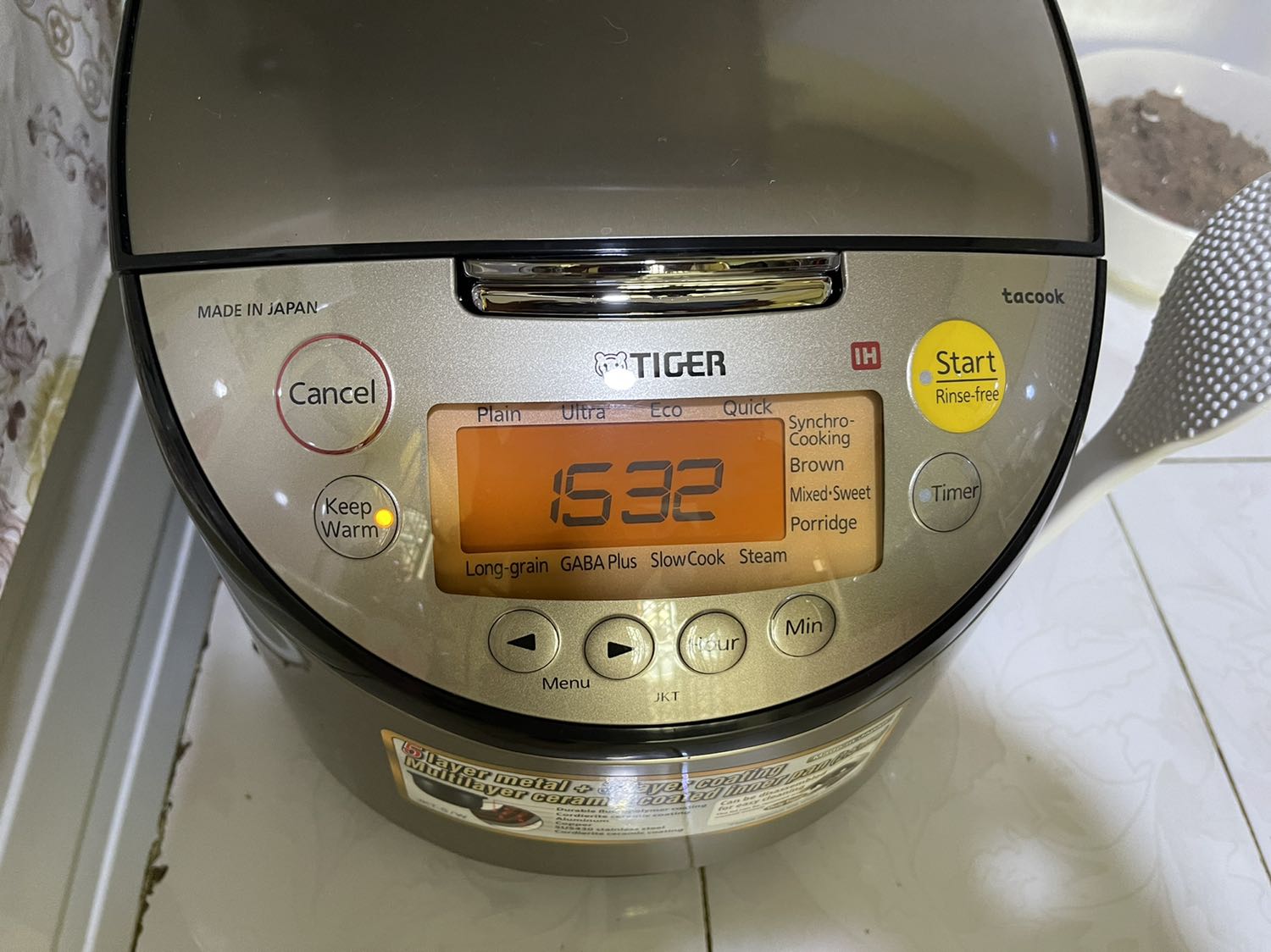 Vì sản phẩm là hàng chính hãng, sx tại Nhật. Nấu cơm rất ngon, đáng tiền. Shop giao hàng nhanh chóng, đóng gói cẩn thận. Thanks!