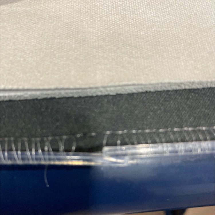 Mua về mở ra cái là có vài chỗ bị rách chỉ.