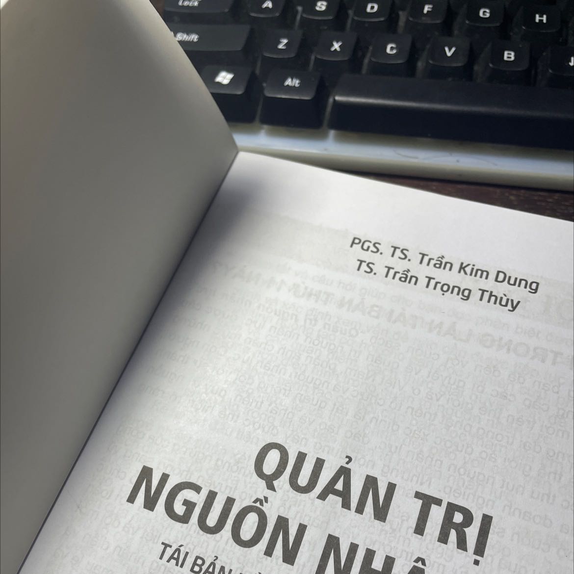 đang học môn này thầy thuỳ dạy😃 đang học môn này thầy thuỳ dạy😃