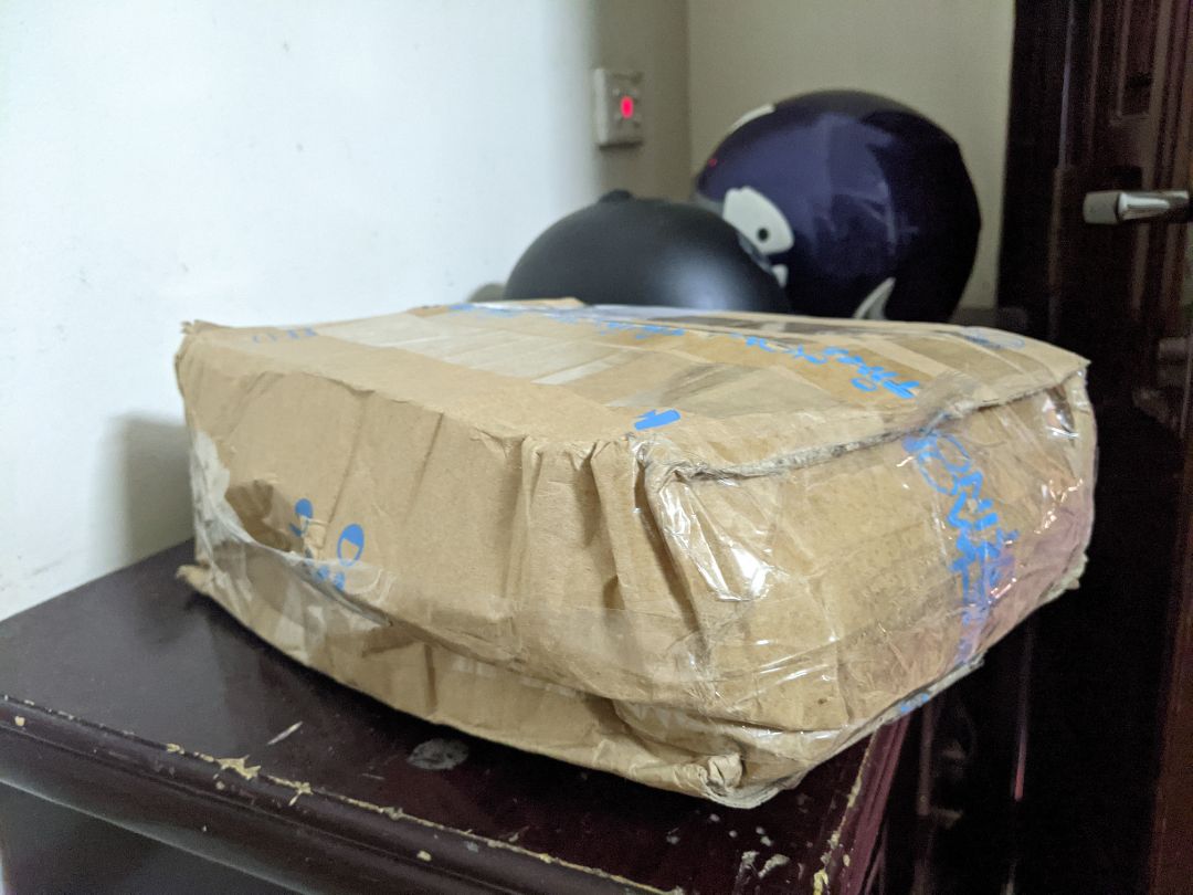 Từ trước đến giờ mình luôn hài lòng với dịch vụ của tiki nhưng hôm nay thất vọng thực sự. Giao hàng chậm, đóng gói thì quá sơ sài, nhìn cái hộp các tông méo mó dập nát mà shipper mang đến là có linh cảm không lành rồi. Mở ra bên trong thì rất nhiều cuốn bị nhăn bìa và gáy. Chán ko thể tả nổi ! Ảnh mình chụp lên nhìn có vẻ không nghiêm trọng cho lắm nhưng nhìn ở ngoài thì KHÔNG KHÁC GÌ ĐI MUA Ở TIỆM SÁCH CŨ VỀ !