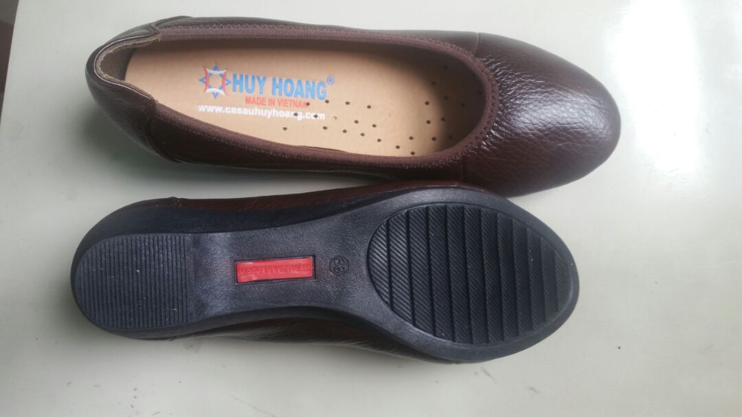 Đường may đẹp, tỉ mỉ. Da mềm, đệm êm, ôm chân đi rất thích, mẫu đơn giản nhưng thanh lịch, sang trọng. Tuy nhiên phần thiết kế bên trong mình nhận có khác so với hình sản phẩm đăng. Shop thay đổi thiết kế mới hay do quên đặt lớp lót bên phần hông giầy vậy? Mình mua đợt giảm giá còn 250k nên như vầy là ổn rồi. Sẽ tiếp tục ủng hộ thương hiệu Huy Hoàng ;-)