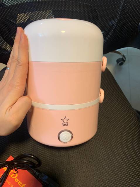 Hộp cơm nhận đc màu như này rất đẹp, có 3 khay đựng cơm, thức ăn và canh riêng biệt.
Độ nóng rất ok, cắm trc khi ăn tầm 20-30p là có cơm nóng hổi vừa thồi vừa ăn. Hàng giá cả rất tốt so với nhiều chỗ mình đã tham khảo. cám ơn Shop rất nhiều ạ