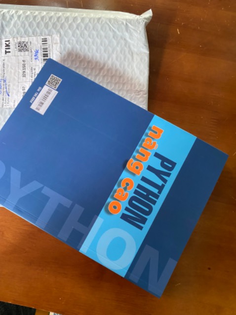 Sách nhìn bên ngoài thì đẹp. Có đóng gói bên ngoài, sách bên trong không bao bọc.