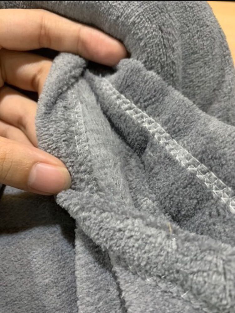 Mình có bộ mền gối văn phòng rồi nhưng vì chúng quá ngắn, lúc nằm cứ bị che không hết nên quyết lên mua thêm 1 cái chăn riêng. Hàng shop chất lượng, cực êm mềm và ấm luôn nha. Đặc biệt là rộng, thoải mái cho bạn nằm xoay chiều các kiểu mà k sợ lộ chân, lộ lưng gì hết. Chị chủ shop cũng tư vấn tận tình nữa. Hàng dk đóng gói gọn gàng, túi zip cẩn thận. Rất hài lòng luôn, cho shop 5 sao *****