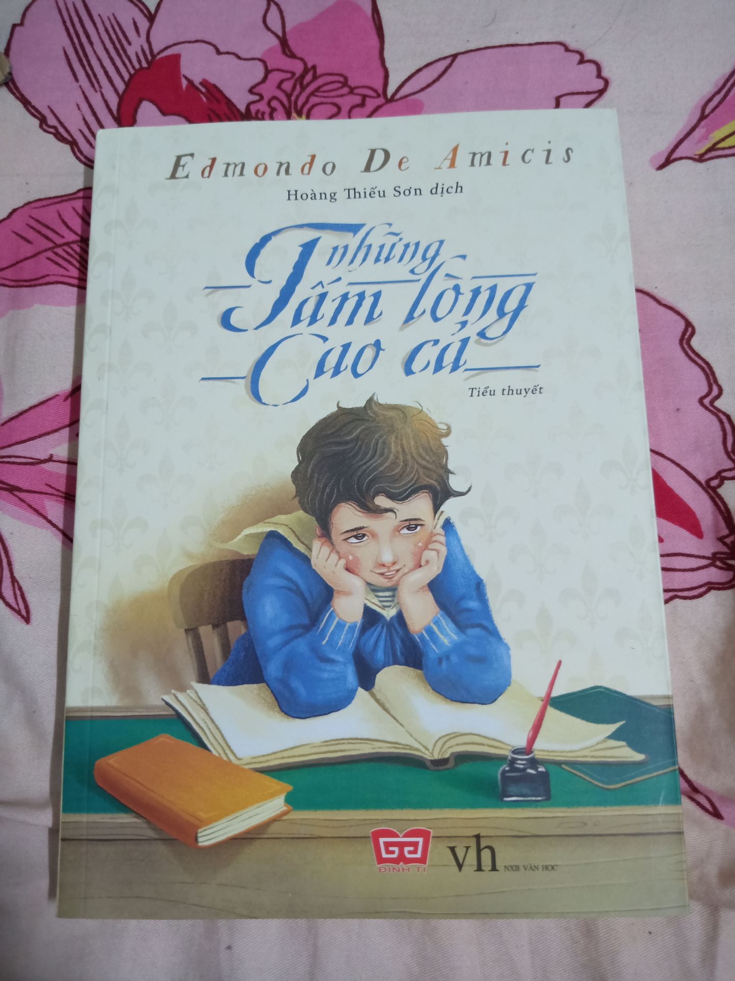 Mình đặt giùm em của mình, sách giao cực nhanh, mới đặt tối hôm thứ 5 thì thứ 6 đã giao tới nhà. Sách mới, đẹp, nhưng có hơi quăn góc trên. Mong Tiki chú ý khâu bảo quản sách hơn ạ. Những câu chuyện trong sách rất ý nghĩa, đáng đọc.