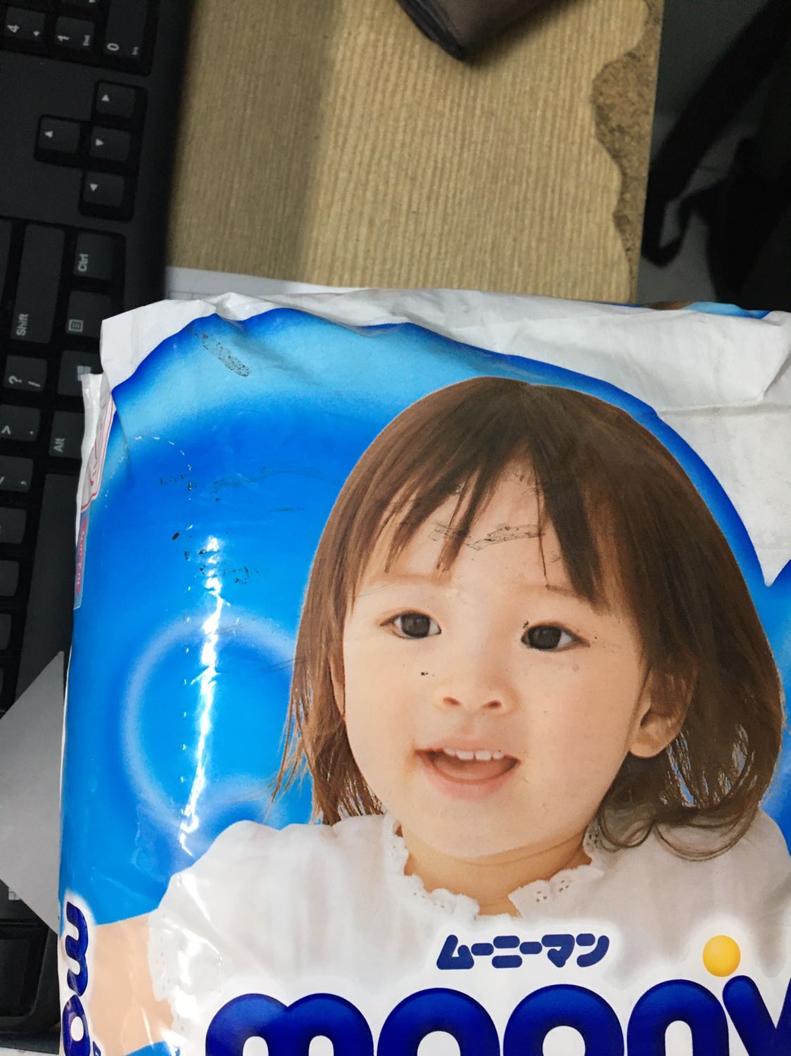 Là một TNDT lớn.  chất lượng ngày càng đi xuống. Đầu năm đi mua hàng thì giao hàng rất bẩn và rách cho khách. tiki nên xem lại kho hàng và mắt của bạn quản lý và bạn gói hàng. Hàng như vậy mà đi giao cho khách. Không có thì hẹn khách, chứ sao lại giao như vầy. Mà đã gặp rát nhiều lần về hàng hoá dơ và rách tại Tiki