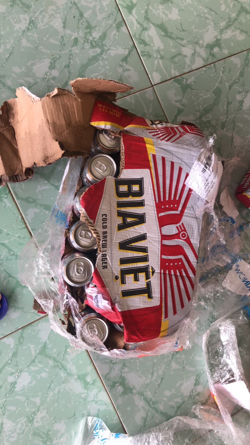 Thùng bia bị móp méo. bể 1 *** chảy ướt hết thùng mùi nặc mùi. rất thất vọng nhưng vẫn ủng hộ tiki. Đề nghị tiki chấn chỉnh lại bên vận chuyển làm việc quá coi thường hàng hóa khách hàng.